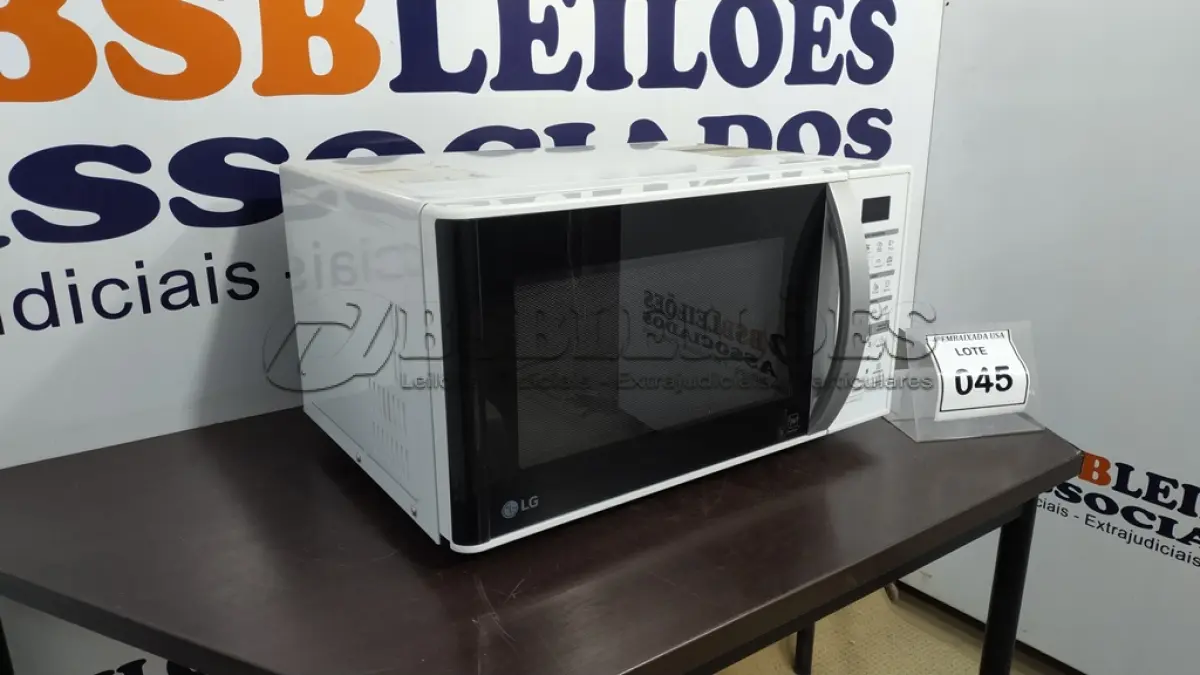 LOTE 045 - 01 MICRO-ONDAS LG 127V. (NO ESTADO EM QUE SE ENCONTRA. SUJEITO A AVARIAS OCULTAS/VISÍVEIS.) AV9917Y