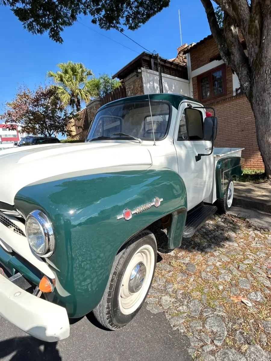 01 CHEVROLET BRASIL 1958, UM CLÁSSICO VERDE EM ESTADO ORIGINAL! EQUIPADO COM MOTOR 6 CILINDROS, ESTE ÍCONE AUTOMOTIVO COMBINA ELEGÂNCIA RETRÔ COM ROBUSTEZ. CONSERVADO COM DETALHES AUTÊNTICOS, É PERFEITO PARA COLECIONADORES E AMANTES DE CARROS VINTAGE. NÃO PERCA A CHANCE DE POSSUIR UM PEDAÇO DA HISTÓRIA! (NO ESTADO) (VISITAÇÃO E RETIRADA EM DIVINÓPOLIS-MG) (AGENDAR)