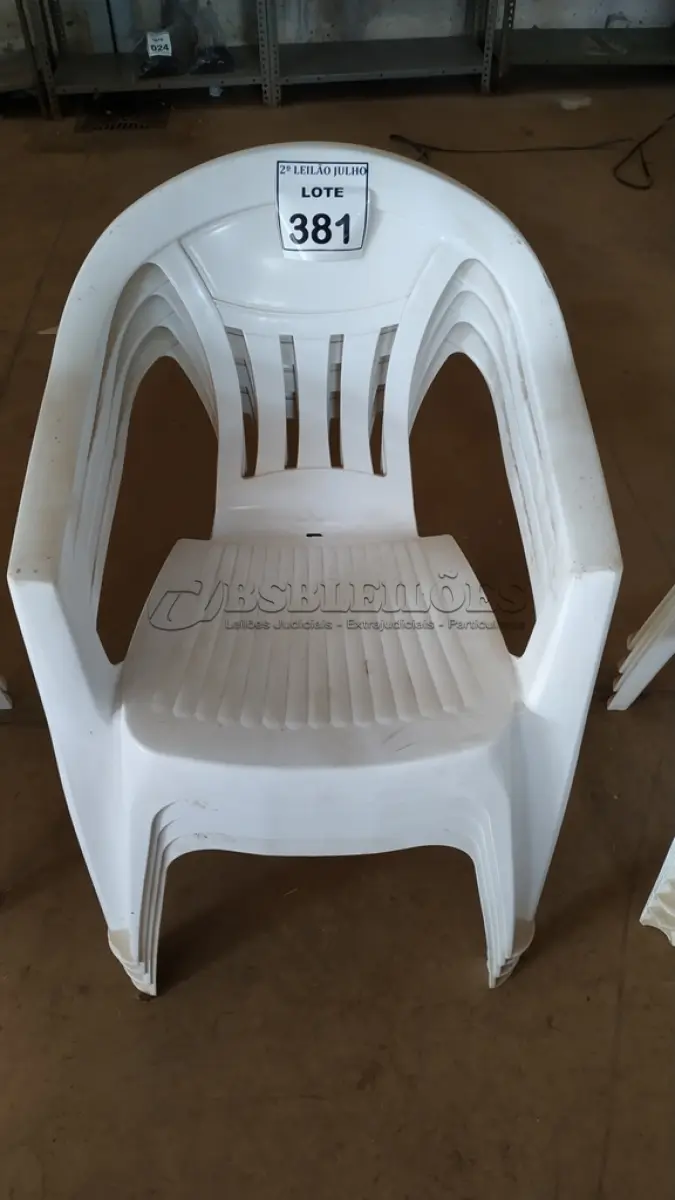 LOTE 381 - 04 CADEIRAS DE PLÁSTICO. (NO ESTADO) ATENÇÃO! FAZER A VISITAÇÃO ANTES DE ARREMATAR, NÃO SABEMOS SE FUNCIONA. LEILÃO NÃO TEM GARANTIA E NEM DEVOLUÇÃO, SUJEITO A POSSÍVEIS AVARIAS VISÍVEIS/OCULTAS E/OU AUSÊNCIA DE COMPONENTES.