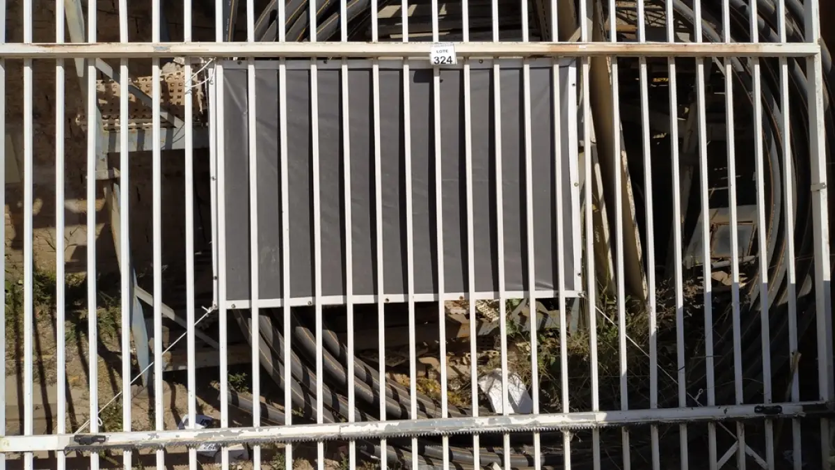 01 PORTÃO DE FERRO COM APROXIMADAMENTE 4M. (NO ESTADO) ATENÇÃO! FAZER A VISITAÇÃO ANTES DE ARREMATAR, NÃO SABEMOS SE FUNCIONA. LEILÃO NÃO TEM GARANTIA E NEM DEVOLUÇÃO, SUJEITO A POSSÍVEIS AVARIAS VISÍVEIS/OCULTAS E/OU AUSÊNCIA DE COMPONENTES.