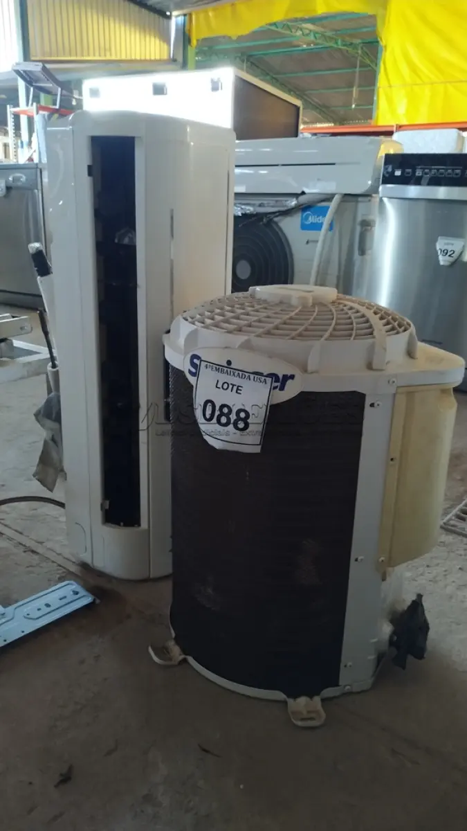 LOTE 088 - 01 AR CONDICIONADO SPRINGER 12.000BTUS. (NO ESTADO EM QUE SE ENCONTRA. SUJEITO A AVARIAS OCULTAS/VISÍVEIS.)  AV9649B