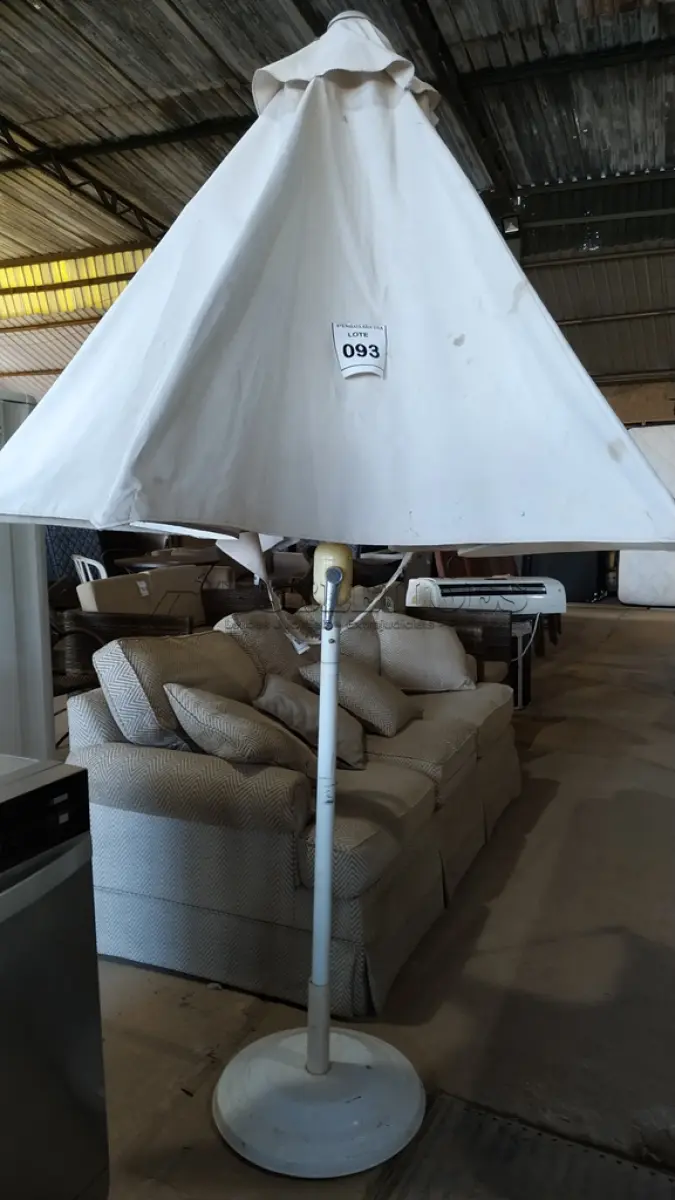 LOTE 093 - 01 UMBRELLA (GUARDA SOL). (NO ESTADO EM QUE SE ENCONTRA. SUJEITO A AVARIAS OCULTAS/VISÍVEIS.)  BH1656K