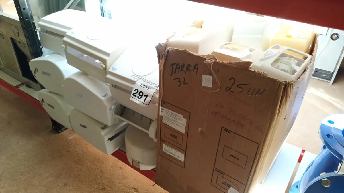 01  LOTE COM GRANDE QUANTIDADE DE DISPENSES PARA PAPEL E SABÃO. (NO ESTADO) ATENÇÃO! FAZER A VISITAÇÃO ANTES DE ARREMATAR, NÃO SABEMOS SE FUNCIONA. LEILÃO NÃO TEM GARANTIA E NEM DEVOLUÇÃO, SUJEITO A POSSÍVEIS AVARIAS VISÍVEIS/OCULTAS E/OU AUSÊNCIA DE COMPONENTES.