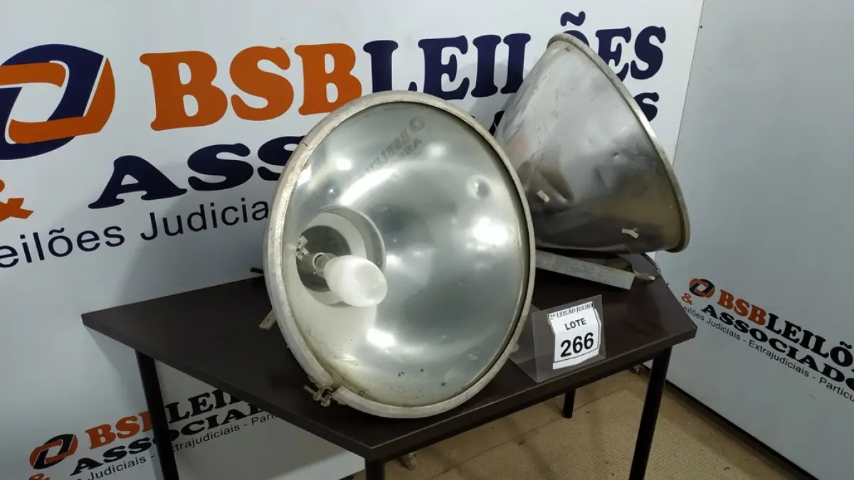 02 LUMINÁRIAS PARA GALPÃO.  (NO ESTADO) ATENÇÃO! FAZER A VISITAÇÃO ANTES DE ARREMATAR, NÃO SABEMOS SE FUNCIONA. LEILÃO NÃO TEM GARANTIA E NEM DEVOLUÇÃO, SUJEITO A POSSÍVEIS AVARIAS VISÍVEIS/OCULTAS E/OU AUSÊNCIA DE COMPONENTES.