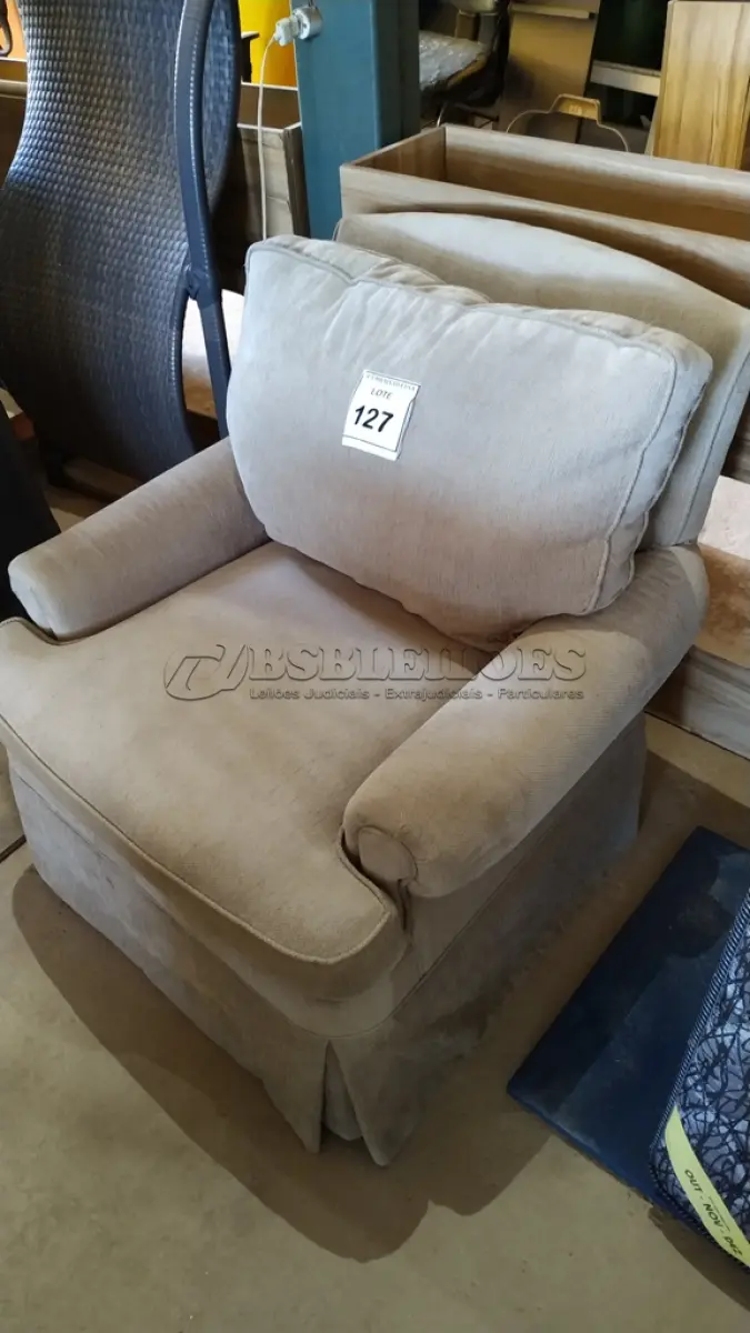 LOTE 127 - 01 POLTRONA. (NO ESTADO EM QUE SE ENCONTRA. SUJEITO A AVARIAS OCULTAS/VISÍVEIS.) AV9583M