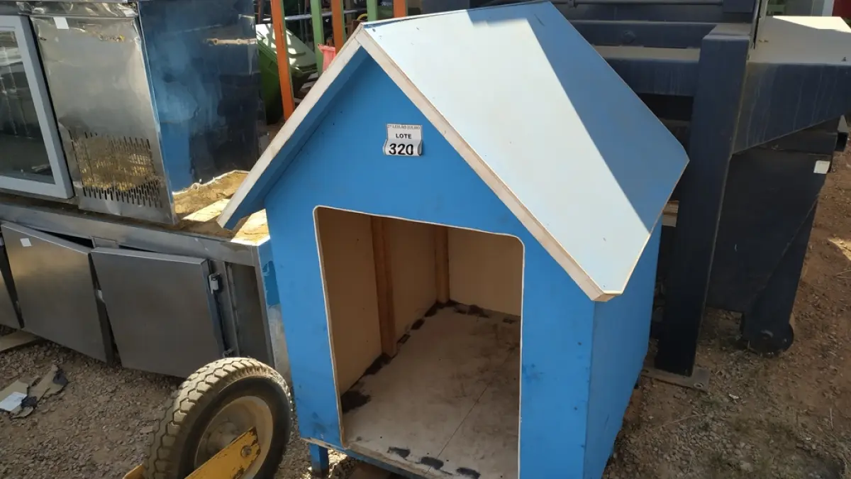 01 CASA DE CACHORRO EM MADEIRA. (NO ESTADO) ATENÇÃO! FAZER A VISITAÇÃO ANTES DE ARREMATAR, NÃO SABEMOS SE FUNCIONA. LEILÃO NÃO TEM GARANTIA E NEM DEVOLUÇÃO, SUJEITO A POSSÍVEIS AVARIAS VISÍVEIS/OCULTAS E/OU AUSÊNCIA DE COMPONENTES.