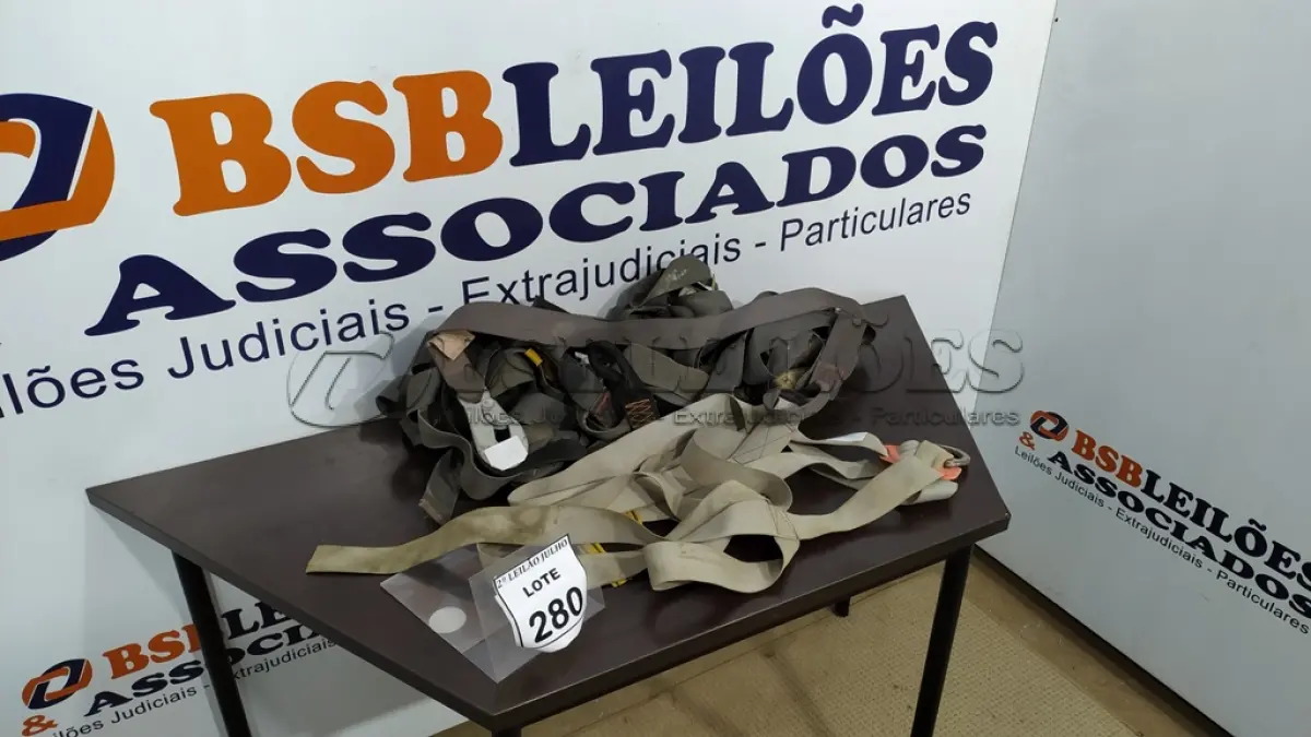 LOTE 280 - 01 LOTE COM VÁRIOS CINTOS DE SEGURANÇA PARA OBRAS. (NO ESTADO) ATENÇÃO! FAZER A VISITAÇÃO ANTES DE ARREMATAR, NÃO SABEMOS SE FUNCIONA. LEILÃO NÃO TEM GARANTIA E NEM DEVOLUÇÃO, SUJEITO A POSSÍVEIS AVARIAS VISÍVEIS/OCULTAS E/OU AUSÊNCIA DE COMPONENTES.