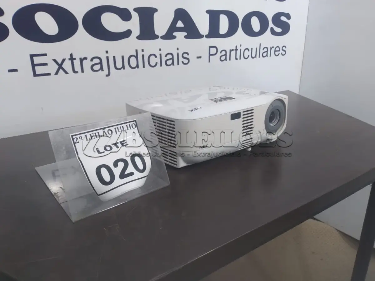 LOTE 020 - 01 PROJETOR MARCA NEC. (NO ESTADO) ATENÇÃO! FAZER A VISITAÇÃO ANTES DE ARREMATAR, NÃO SABEMOS SE FUNCIONA. LEILÃO NÃO TEM GARANTIA E NEM DEVOLUÇÃO, SUJEITO A POSSÍVEIS AVARIAS VISÍVEIS/OCULTAS E/OU AUSÊNCIA DE COMPONENTES.