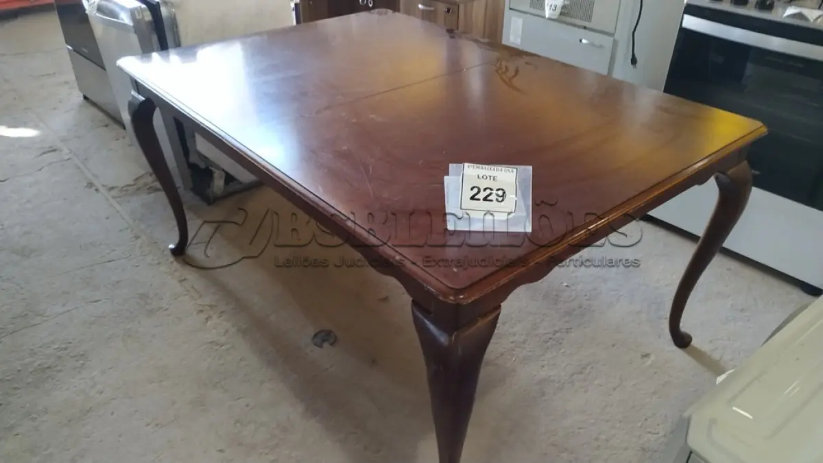 LOTE 229 - 01 MESA EM MADEIRA.  (NO ESTADO EM QUE SE ENCONTRA. SUJEITO A AVARIAS OCULTAS/VISÍVEIS.)  AV9946C