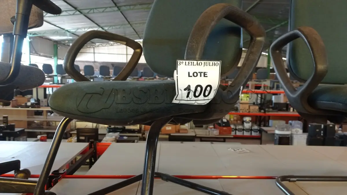 LOTE 100 - 01 CADEIRA DE ESCRITÓRIO COM PÉS FIXOS. (NO ESTADO) ATENÇÃO! FAZER A VISITAÇÃO ANTES DE ARREMATAR, NÃO SABEMOS SE FUNCIONA, LEILÃO NÃO TEM GARANTIA E NEM DEVOLUÇÃO, SUJEITO A POSSÍVEIS AVARIAS VISÍVEIS/OCULTAS E/OU AUSÊNCIA DE COMPONENTES.