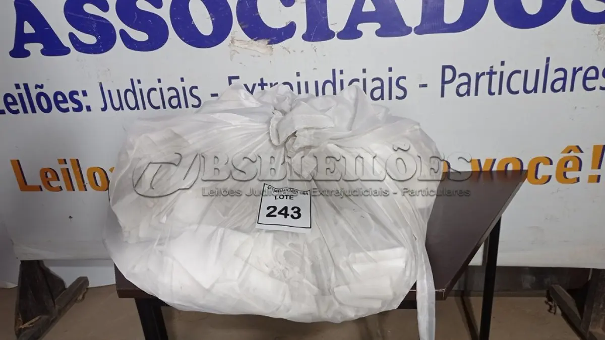 LOTE 243 - 01 SACO COM CORTINAS. (NO ESTADO EM QUE SE ENCONTRA. SUJEITO A AVARIAS OCULTAS/VISÍVEIS.)