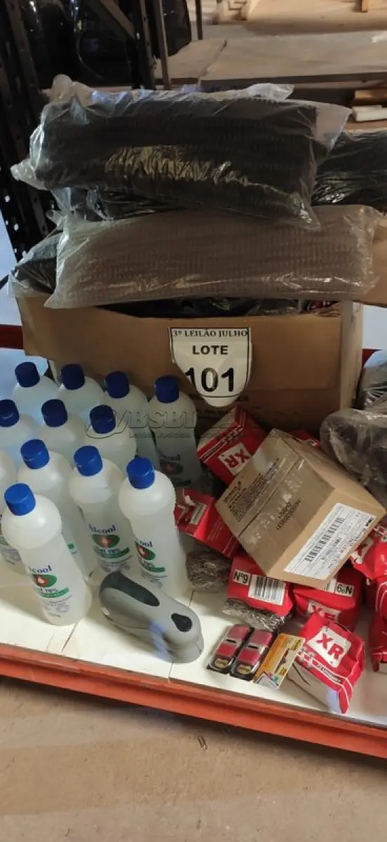 LOTE 101 - 01 LOTE COM GRANDE QUANTIDADE DE ARAMES DE CADERNOS, CLIPS DE PAPEL, COLCHETES XR E ÁLCOOL EM GEL 70%. (NO ESTADO) ATENÇÃO! FAZER A VISITAÇÃO ANTES DE ARREMATAR, NÃO SABEMOS SE FUNCIONA, LEILÃO NÃO TEM GARANTIA E NEM DEVOLUÇÃO, SUJEITO A POSSÍVEIS AVARIAS VISÍVEIS/OCULTAS E/OU AUSÊNCIA DE COMPONENTES.