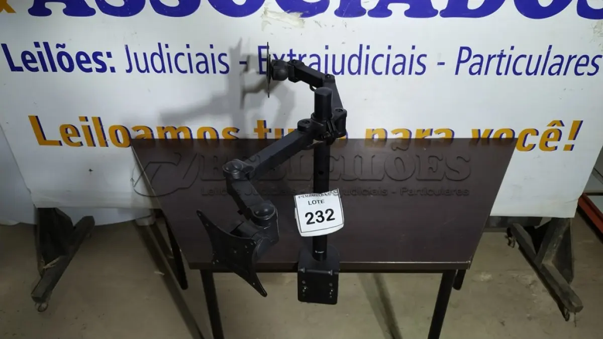 LOTE 232 - 01 SUPORTE DUPLO PARA MONITORES. (NO ESTADO EM QUE SE ENCONTRA. SUJEITO A AVARIAS OCULTAS/VISÍVEIS.)