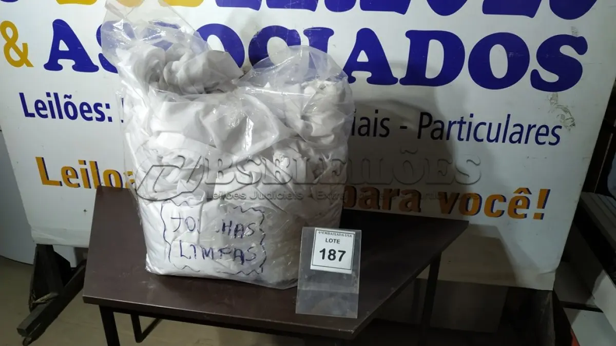LOTE 187 - 01 SACO COM CORTINAS. (NO ESTADO EM QUE SE ENCONTRA. SUJEITO A AVARIAS OCULTAS/VISÍVEIS.)