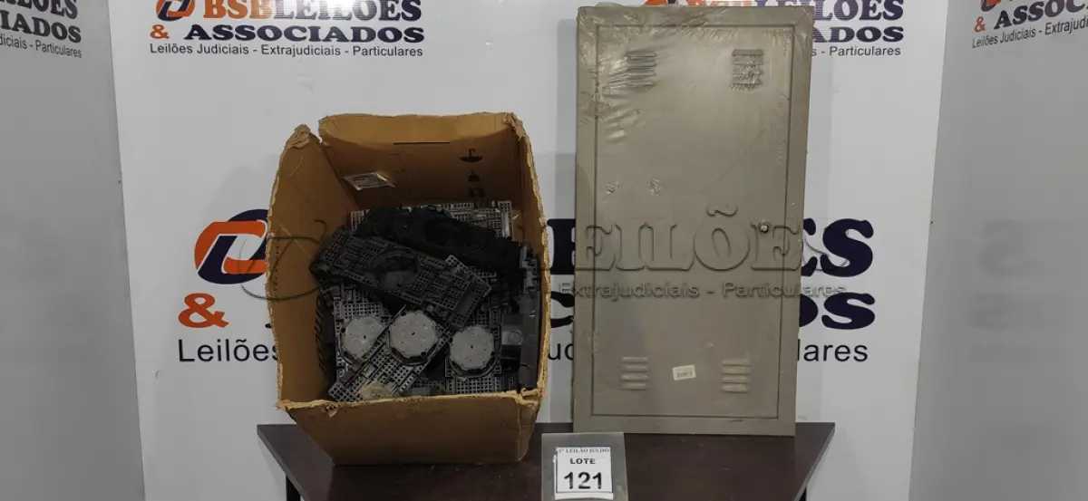 LOTE 121 - 01 QUADRO ELÉTRICO, 01 LOTE COM CAIXAS DE LUZ PARA LAJOTA. (NO ESTADO) ATENÇÃO! FAZER A VISITAÇÃO ANTES DE ARREMATAR, NÃO SABEMOS SE FUNCIONA. LEILÃO NÃO TEM GARANTIA E NEM DEVOLUÇÃO, SUJEITO A POSSÍVEIS AVARIAS VISÍVEIS/OCULTAS E/OU AUSÊNCIA DE COMPONENTES.