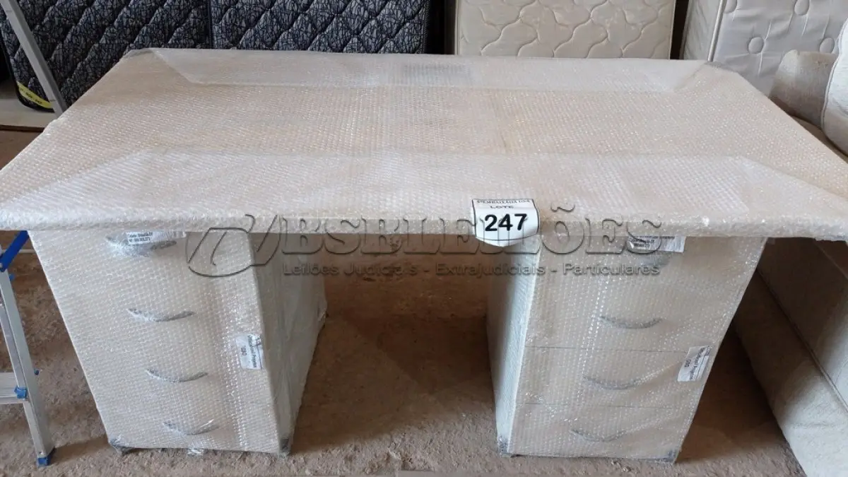 LOTE 247 - 01 MESA EM MADEIRA COM GAVETAS. (NO ESTADO EM QUE SE ENCONTRA. SUJEITO A AVARIAS OCULTAS/VISÍVEIS.)
