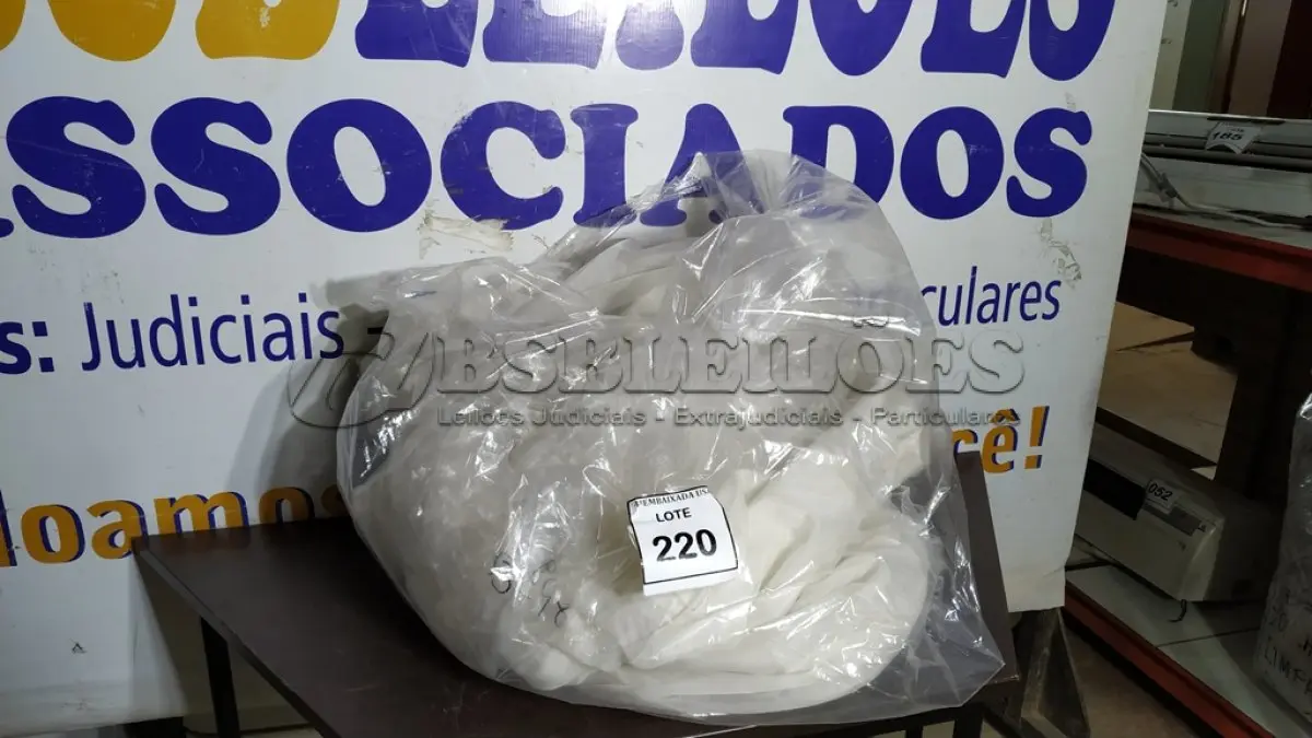 LOTE 220 - 01 SACO COM CORTINAS. (NO ESTADO EM QUE SE ENCONTRA. SUJEITO A AVARIAS OCULTAS/VISÍVEIS.)