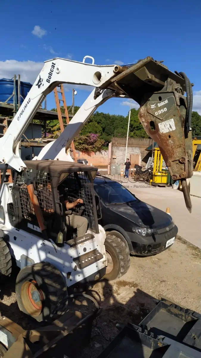 LOTE 176 - 01 MINI CARREGADEIRA BOBCAT S300 A DISEL COM 02 IMPLEMENTOS, ANO 2004. (NO ESTADO EM QUE SE ENCONTRA. SUJEITO A AVARIAS OCULTAS/VISÍVEIS.) AV9497M