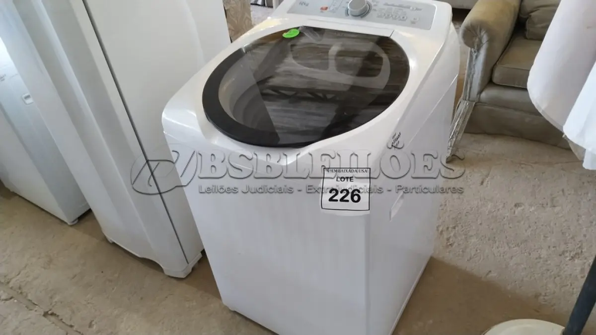 LOTE 226 - 01 MÁQUINA DE LAVAR ROUPAS BRASTEMP 12 KG 220V. (NO ESTADO EM QUE SE ENCONTRA. SUJEITO A AVARIAS OCULTAS/VISÍVEIS.)  AV935B