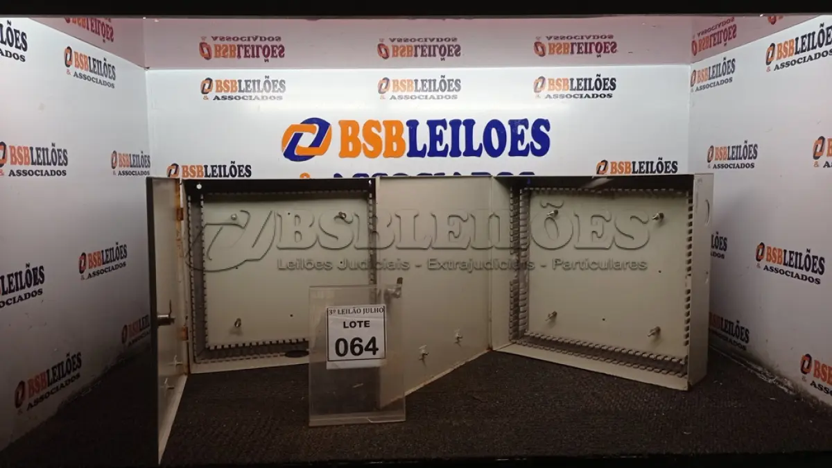 LOTE 064 - 02 QUADROS DE DISTRIBUIÇÃO DE METAL SENDO 01 COM PLACA ELETRÔNICA. (NO ESTADO) ATENÇÃO! FAZER A VISITAÇÃO ANTES DE ARREMATAR, NÃO SABEMOS SE FUNCIONA, LEILÃO NÃO TEM GARANTIA E NEM DEVOLUÇÃO, SUJEITO A POSSÍVEIS AVARIAS VISÍVEIS/OCULTAS E/OU AUSÊNCIA DE COMPONENTES.