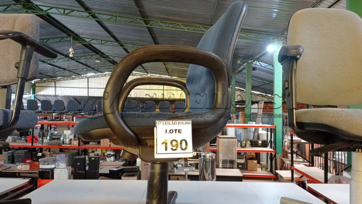LOTE 190 - 01 CADEIRA DE ESCRITÓRIO GIRATÓRIA COM RODINHAS. (NO ESTADO) ATENÇÃO! FAZER A VISITAÇÃO ANTES DE ARREMATAR, NÃO SABEMOS SE FUNCIONA, LEILÃO NÃO TEM GARANTIA E NEM DEVOLUÇÃO, SUJEITO A POSSÍVEIS AVARIAS VISÍVEIS/OCULTAS E/OU AUSÊNCIA DE COMPONENTES.