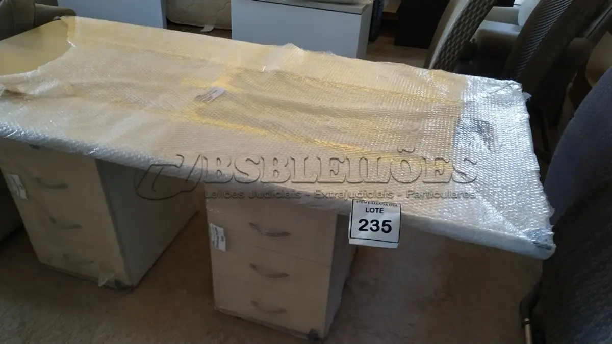 LOTE 235 - 01 MESA EM MADEIRA COM GAVETEIROS. (NO ESTADO EM QUE SE ENCONTRA. SUJEITO A AVARIAS OCULTAS/VISÍVEIS.)