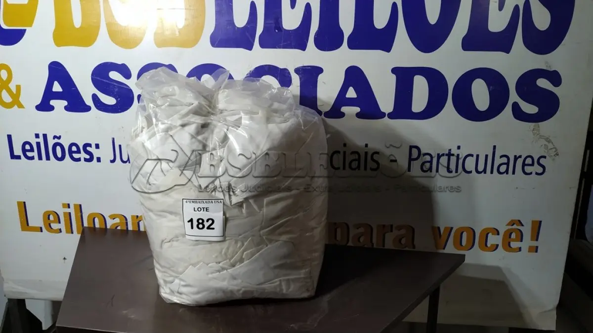 LOTE 182 - 01 SACO COM CORTINAS. (NO ESTADO EM QUE SE ENCONTRA. SUJEITO A AVARIAS OCULTAS/VISÍVEIS.)