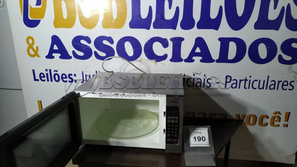 LOTE 190 - 01 MICRO-ONDAS PANASONIC 120V. (NO ESTADO EM QUE SE ENCONTRA. SUJEITO A AVARIAS OCULTAS/VISÍVEIS.) AV9731D