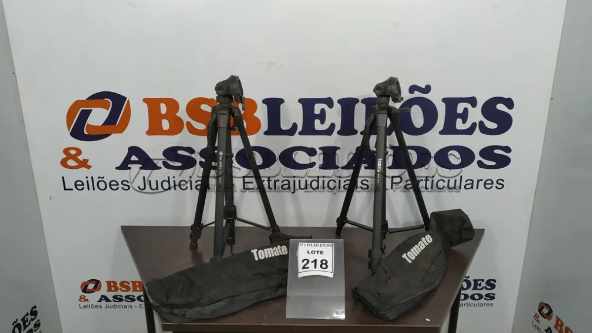 LOTE 218 - 02 TRIPÉS PARA CÂMERA MARCA TOMATE. (NO ESTADO) ATENÇÃO! FAZER A VISITAÇÃO ANTES DE ARREMATAR, NÃO SABEMOS SE FUNCIONA, LEILÃO NÃO TEM GARANTIA E NEM DEVOLUÇÃO, SUJEITO A POSSÍVEIS AVARIAS VISÍVEIS/OCULTAS E/OU AUSÊNCIA DE COMPONENTES.