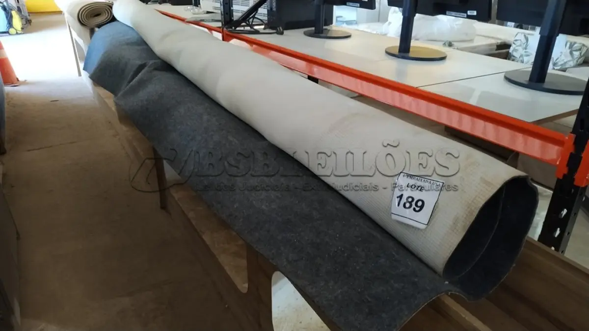 LOTE 189 - 01 TAPETE CINZA. (NO ESTADO EM QUE SE ENCONTRA. SUJEITO A AVARIAS OCULTAS/VISÍVEIS.)