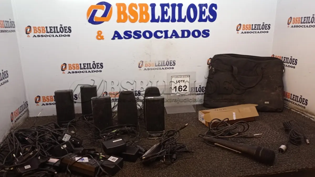 LOTE 162 - 01 BOLSA COM VÁRIAS CAIXAS DE SOM PARA PC E 01 MICROFONE COM CABOS. (NO ESTADO) ATENÇÃO! FAZER A VISITAÇÃO ANTES DE ARREMATAR, NÃO SABEMOS SE FUNCIONA, LEILÃO NÃO TEM GARANTIA E NEM DEVOLUÇÃO, SUJEITO A POSSÍVEIS AVARIAS VISÍVEIS/OCULTAS E/OU AUSÊNCIA DE COMPONENTES.