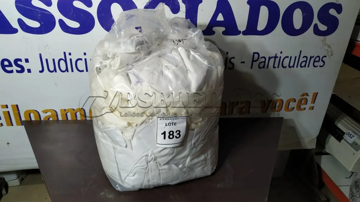 LOTE 183 - 01 SACO COM CORTINAS. (NO ESTADO EM QUE SE ENCONTRA. SUJEITO A AVARIAS OCULTAS/VISÍVEIS.)
