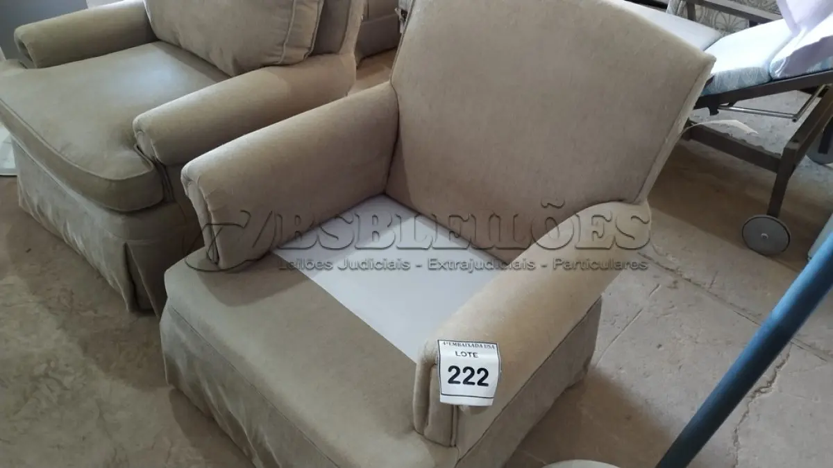 LOTE 222 - 01 POLTRONA. (NO ESTADO EM QUE SE ENCONTRA. SUJEITO A AVARIAS OCULTAS/VISÍVEIS.)  AV9568A