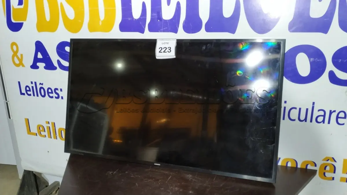 LOTE 223 - 01 SMATT TV SAMSUNG 49”. (NO ESTADO EM QUE SE ENCONTRA. SUJEITO A AVARIAS OCULTAS/VISÍVEIS.)  AV9477S