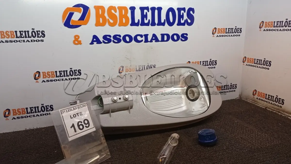 LOTE 169 - 01 LUMINÁRIA DE POSTE. (NO ESTADO) ATENÇÃO! FAZER A VISITAÇÃO ANTES DE ARREMATAR, NÃO SABEMOS SE FUNCIONA, LEILÃO NÃO TEM GARANTIA E NEM DEVOLUÇÃO, SUJEITO A POSSÍVEIS AVARIAS VISÍVEIS/OCULTAS E/OU AUSÊNCIA DE COMPONENTES.
