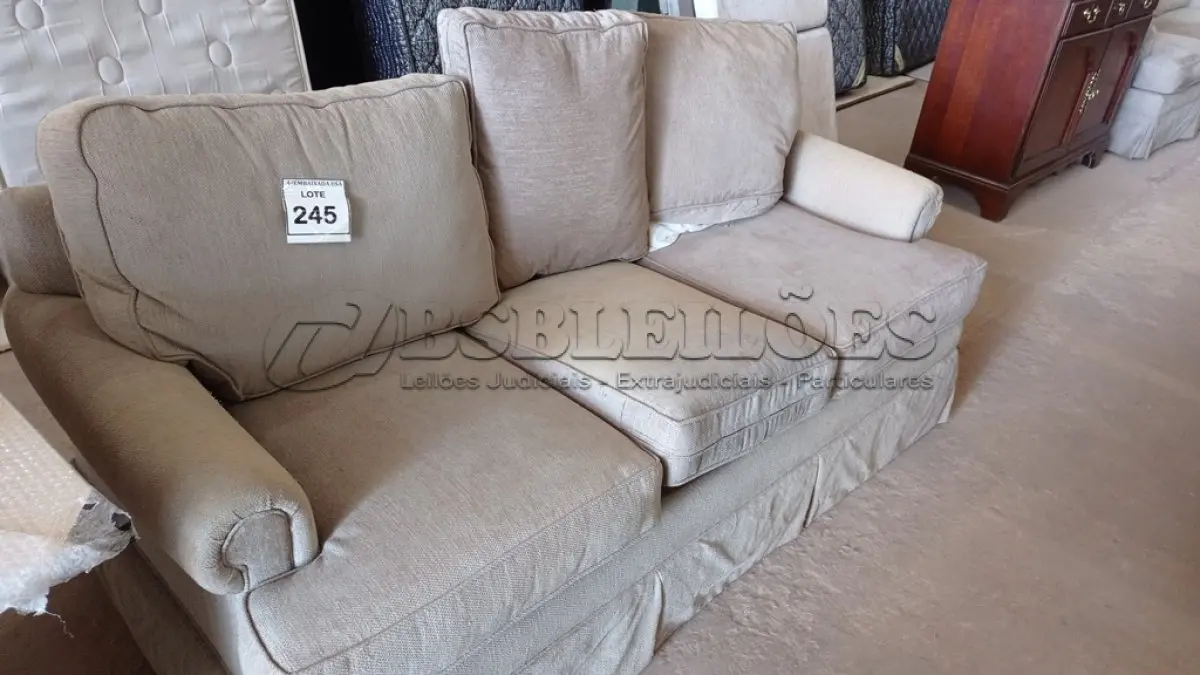LOTE 245 - 01 SOFÁ 03 LUGARES. (NO ESTADO EM QUE SE ENCONTRA. SUJEITO A AVARIAS OCULTAS/VISÍVEIS.)  BF8635K