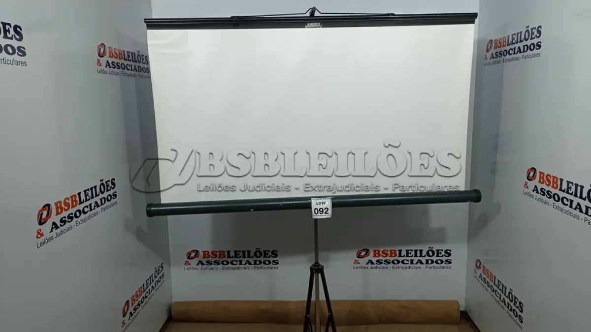 LOTE 092 - 01 TELA DE PROJEÇÃO RETRÁTIL. (NO ESTADO) ATENÇÃO! FAZER A VISITAÇÃO ANTES DE ARREMATAR, NÃO SABEMOS SE FUNCIONA, LEILÃO NÃO TEM GARANTIA E NEM DEVOLUÇÃO, SUJEITO A POSSÍVEIS AVARIAS VISÍVEIS/OCULTAS E/OU AUSÊNCIA DE COMPONENTES.