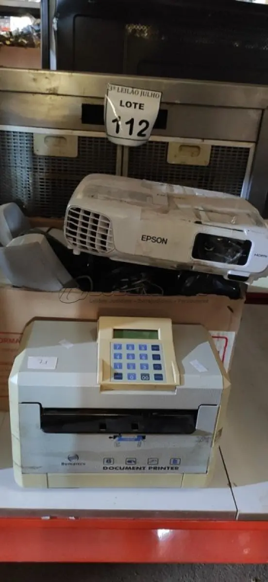 LOTE 112 - 01 COIFA EM INOX, 01 PROJETOR, UMA IMPRESSORA DE CHEQUES, E GRANDE QUANTIDADE DE CAIXINHAS DE SOM PARA PC. (NO ESTADO) ATENÇÃO! FAZER A VISITAÇÃO ANTES DE ARREMATAR, NÃO SABEMOS SE FUNCIONA, LEILÃO NÃO TEM GARANTIA E NEM DEVOLUÇÃO, SUJEITO A POSSÍVEIS AVARIAS VISÍVEIS/OCULTAS E/OU AUSÊNCIA DE COMPONENTES.