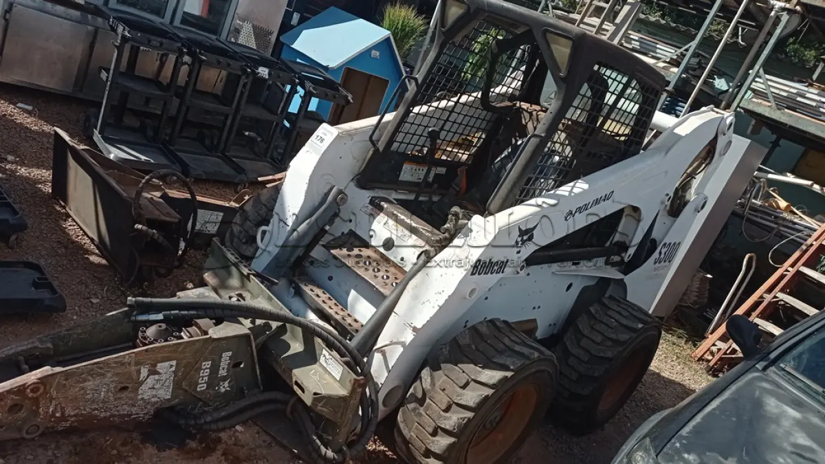 LOTE 176 - 01 MINI CARREGADEIRA BOBCAT S300 A DISEL COM 02 IMPLEMENTOS, ANO 2004. (NO ESTADO EM QUE SE ENCONTRA. SUJEITO A AVARIAS OCULTAS/VISÍVEIS.) AV9497M