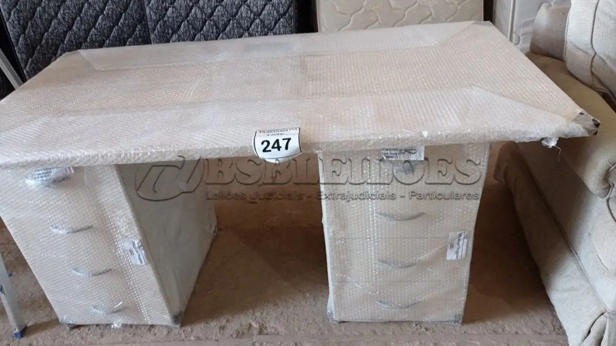 LOTE 247 - 01 MESA EM MADEIRA COM GAVETAS. (NO ESTADO EM QUE SE ENCONTRA. SUJEITO A AVARIAS OCULTAS/VISÍVEIS.)