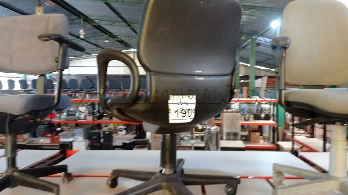 LOTE 190 - 01 CADEIRA DE ESCRITÓRIO GIRATÓRIA COM RODINHAS. (NO ESTADO) ATENÇÃO! FAZER A VISITAÇÃO ANTES DE ARREMATAR, NÃO SABEMOS SE FUNCIONA, LEILÃO NÃO TEM GARANTIA E NEM DEVOLUÇÃO, SUJEITO A POSSÍVEIS AVARIAS VISÍVEIS/OCULTAS E/OU AUSÊNCIA DE COMPONENTES.