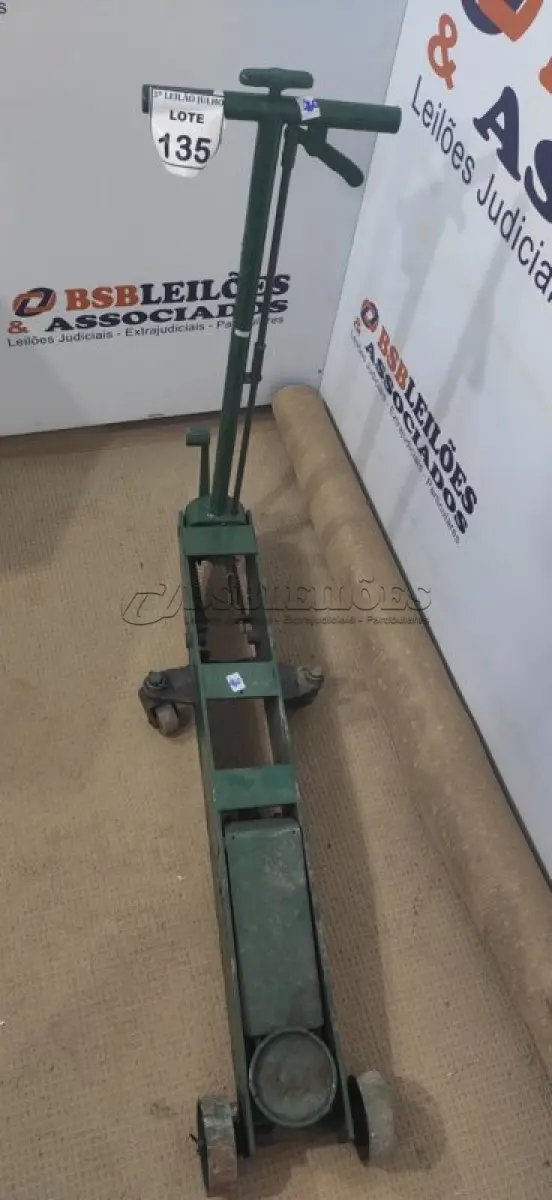 LOTE 135 - 01 MACACO JACARÉ NA COR VERDE. (NO ESTADO) ATENÇÃO! FAZER A VISITAÇÃO ANTES DE ARREMATAR, NÃO SABEMOS SE FUNCIONA, LEILÃO NÃO TEM GARANTIA E NEM DEVOLUÇÃO, SUJEITO A POSSÍVEIS AVARIAS VISÍVEIS/OCULTAS E/OU AUSÊNCIA DE COMPONENTES.