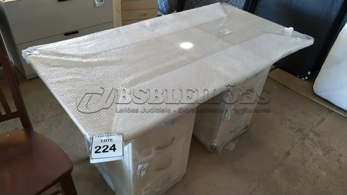 LOTE 224 - 01 MESA EM MADEIRA COM GAVETEIROS. (NO ESTADO EM QUE SE ENCONTRA. SUJEITO A AVARIAS OCULTAS/VISÍVEIS.)