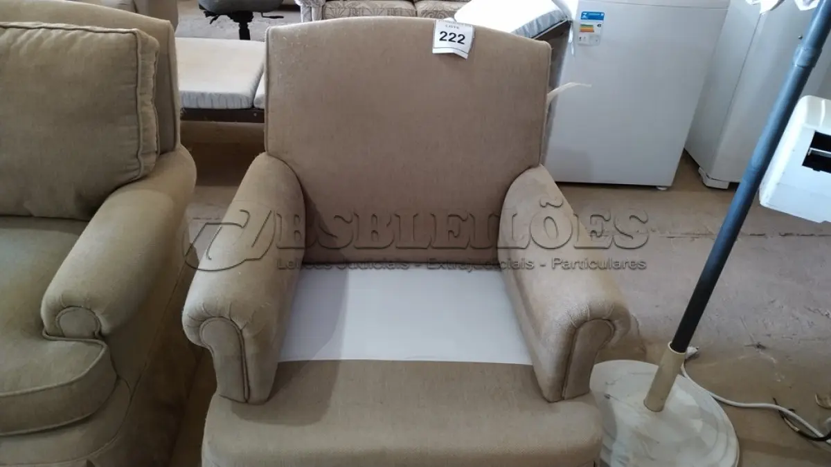 LOTE 222 - 01 POLTRONA. (NO ESTADO EM QUE SE ENCONTRA. SUJEITO A AVARIAS OCULTAS/VISÍVEIS.)  AV9568A
