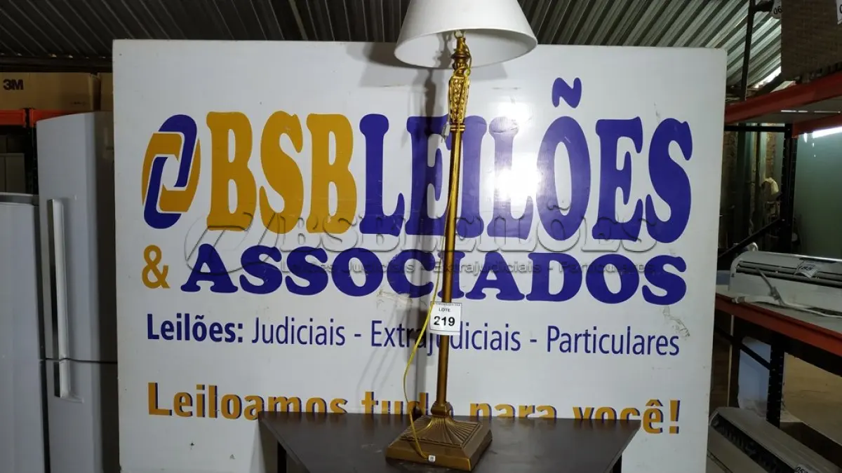 LOTE 219 - 01 ABAJUR. (NO ESTADO EM QUE SE ENCONTRA. SUJEITO A AVARIAS OCULTAS/VISÍVEIS.)  AU2245S