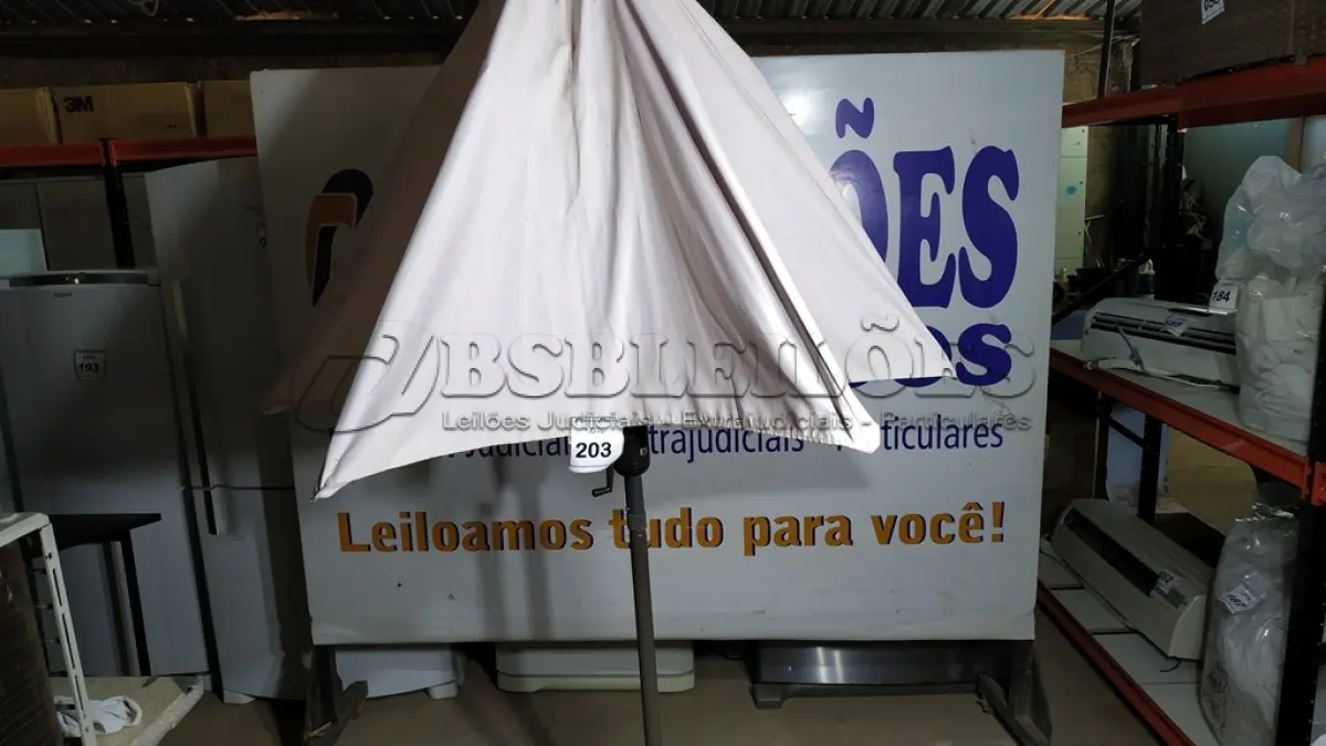 LOTE 203 - 01 OMBRELONE.  (NO ESTADO EM QUE SE ENCONTRA. SUJEITO A AVARIAS OCULTAS/VISÍVEIS.)  BH1583E