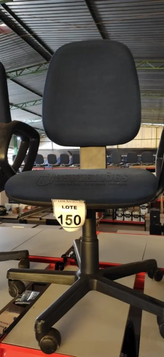 LOTE 150 - 01 CADEIRA DE ESCRITÓRIO GIRATÓRIA COM RODINHAS. (NO ESTADO) ATENÇÃO! FAZER A VISITAÇÃO ANTES DE ARREMATAR, NÃO SABEMOS SE FUNCIONA, LEILÃO NÃO TEM GARANTIA E NEM DEVOLUÇÃO, SUJEITO A POSSÍVEIS AVARIAS VISÍVEIS/OCULTAS E/OU AUSÊNCIA DE COMPONENTES.