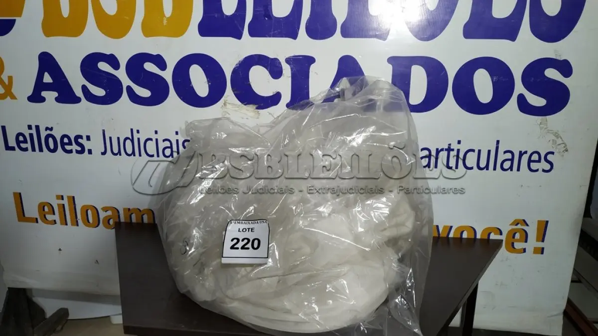 LOTE 220 - 01 SACO COM CORTINAS. (NO ESTADO EM QUE SE ENCONTRA. SUJEITO A AVARIAS OCULTAS/VISÍVEIS.)