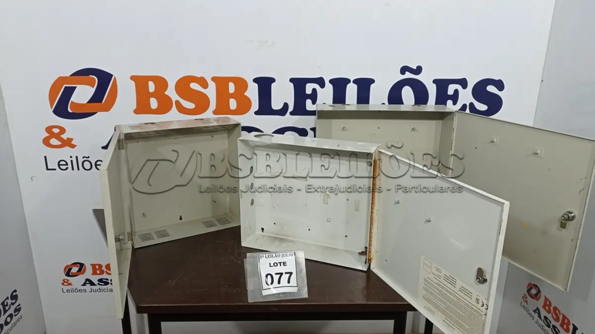 LOTE 077 - 03 QUADROS DE DISTRIBUIÇÃO. (NO ESTADO) ATENÇÃO! FAZER A VISITAÇÃO ANTES DE ARREMATAR, NÃO SABEMOS SE FUNCIONA, LEILÃO NÃO TEM GARANTIA E NEM DEVOLUÇÃO, SUJEITO A POSSÍVEIS AVARIAS VISÍVEIS/OCULTAS E/OU AUSÊNCIA DE COMPONENTES.