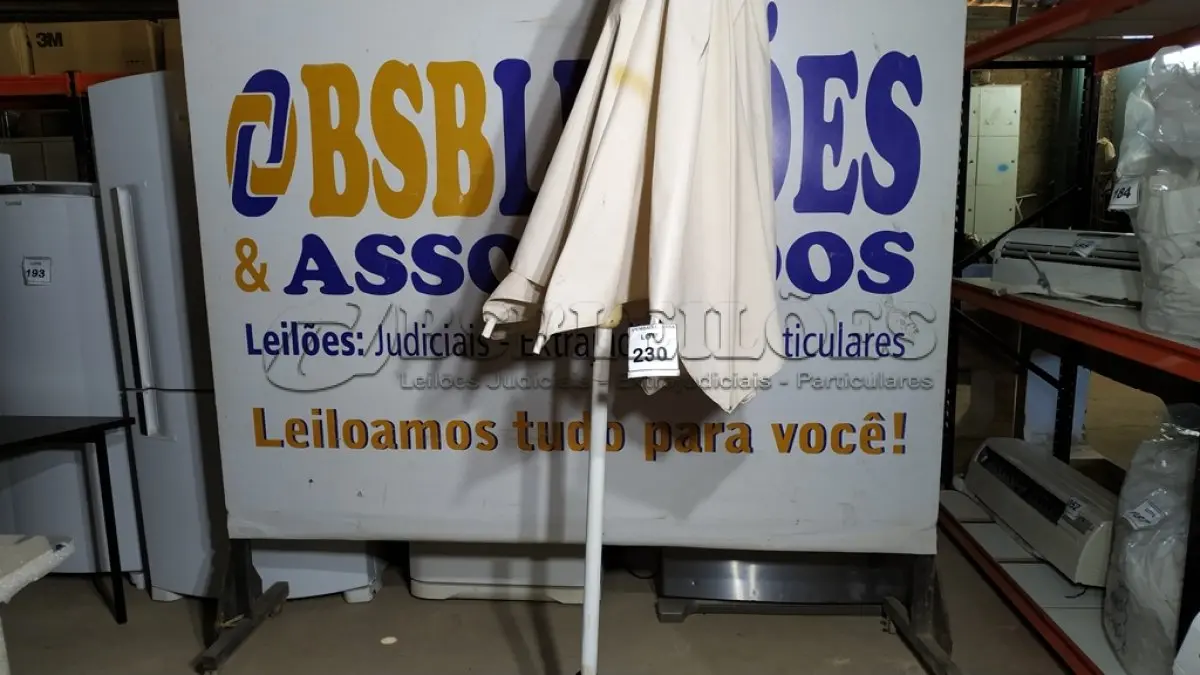 LOTE 230 - 01 OMBRELONE. (NO ESTADO EM QUE SE ENCONTRA. SUJEITO A AVARIAS OCULTAS/VISÍVEIS.)  BH16556F